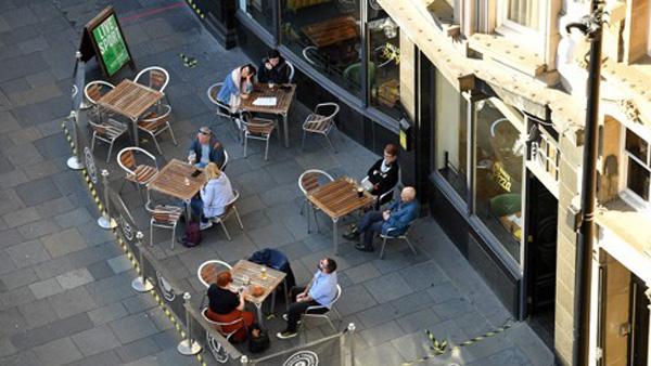 영국, 코로나19 감염 눈덩이…하루 확진자 7천명 넘었다
