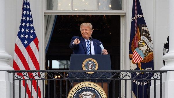 코로나 확진후 첫 공개행사 등장 트럼프…"바이러스는 사라진다"