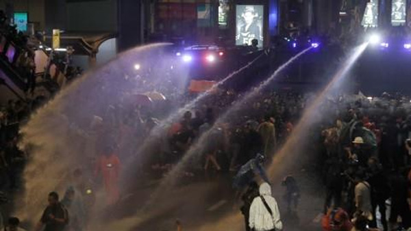 태국 경찰, 물대포 동원해 사흘째 반정부 집회 강제 해산