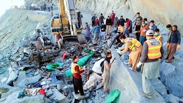 파키스탄서 산사태로 버스 깔려…"승객 16명 사망"