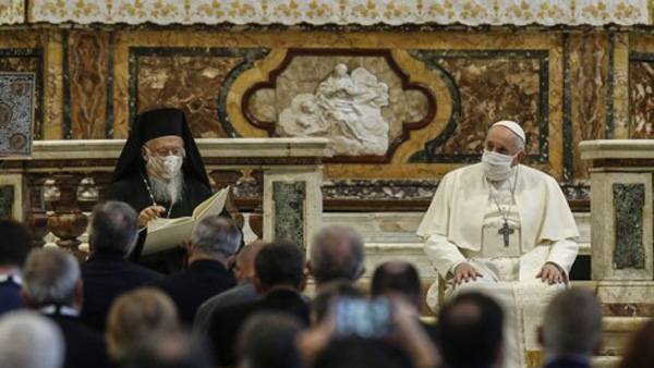 교황, 대중 행사서 마스크 첫 착용…호흡 불편해하기도 