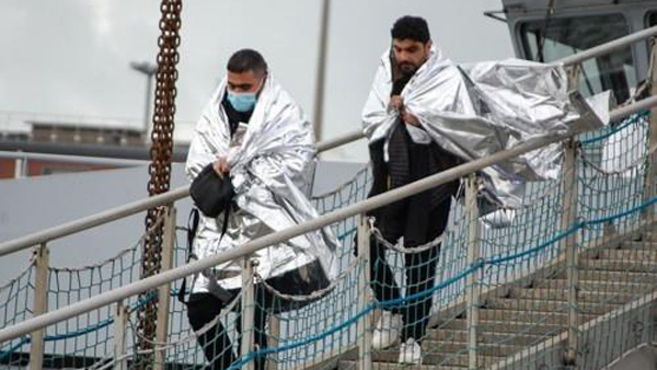 영불해협 이민자 보트 전복…이란 일가족 참변