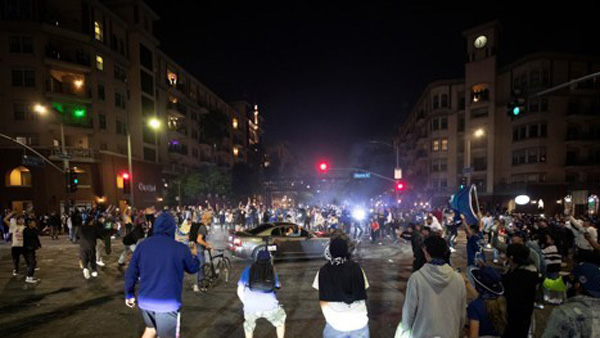 다저스 우승 축하 LA 거리 행사, 약탈·폭력 얼룩…8명 체포