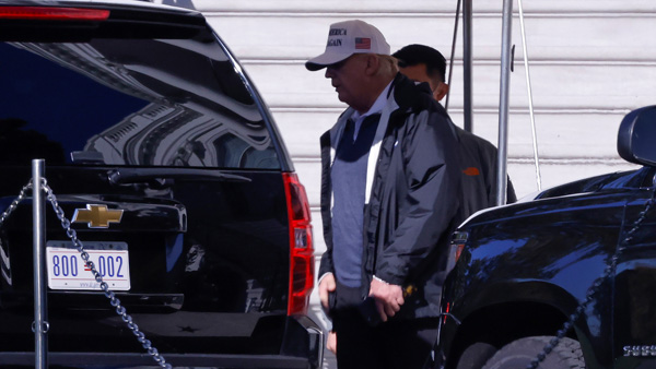 골프 치다 소식 접한 트럼프…야유받으며 백악관 복귀