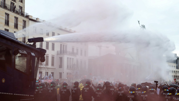 베를린서 코로나19 통제반대 대규모 집회…경찰, 물대포로 대응
