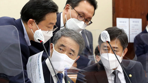 WSJ, 백신 계약 서두르지 않는 한국…"지켜볼 여유 있어"