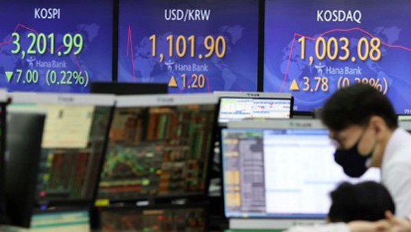 코스피 기관·외인 매물폭탄에 2.14% 하락…'동학개미' 4.2조 순매수