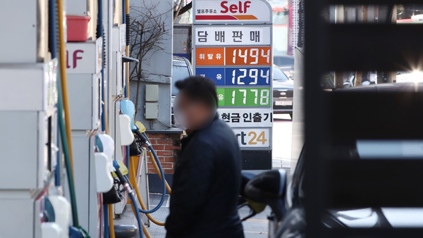 전국 주유소 휘발윳값 11주 연속 올라…상승폭은 둔화 중