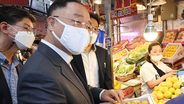 홍남기 "계란 수급 여건 악화시 추가 수입 추진"