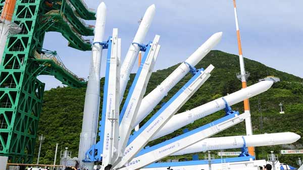 누리호 발사대로 이송 시작‥오후엔 추진제 충전 설비 연결