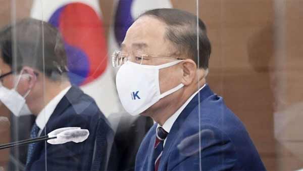 홍남기 "지금이 부동산 안정의 중대 기로‥가격 상승세 주춤"