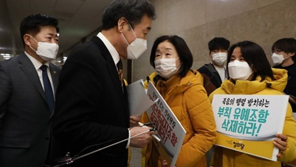 중대재해법 법사위 통과에 유족 반발 "국민을 위한 국회 맞나"