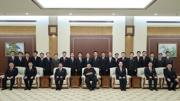 김정은 신임 당·내각 간부들과 기념촬영