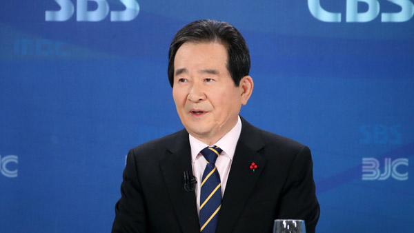 정 총리 "거리두기 하향 논의, 집단 감염으로 재검토"