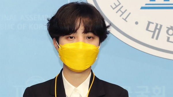 류호정 수행비서 - ë¨ë åë¹ì ë¥í¸ì ê³¼ ëí ê¸ì§ ì§ì ê¶ìì  ëª¨ìµ ì¶©ê²© íê²½ë·ì»´ / 현재 류호정 의원에게 면직당한 전 수행비서가 류호정은 부당 해고 가해자고 문제 해결은 안 됐다라고 주장해서 논란이 이어지고 있습니다.최근 언론에 따르면.
