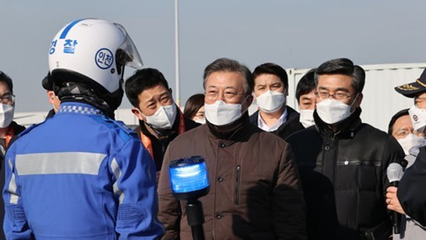 문 대통령 "백신접종 전 과정에 국민 염려 없도록…돌발상황도 대비"