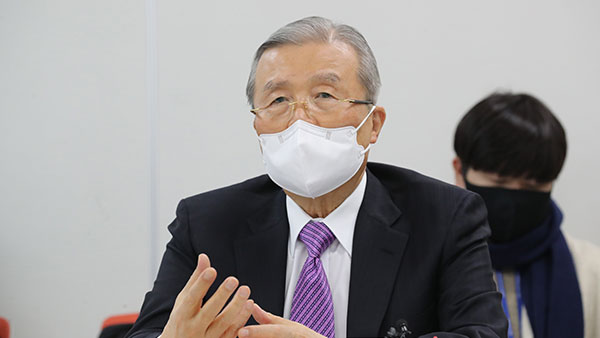 김종인, 시설 미혼모 관련 "정상적 엄마 많지 않다" 발언 논란