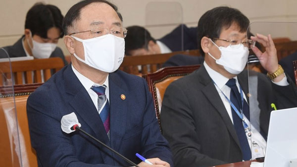 홍남기 "매출 4억 이상 소상공인에게도 재난지원금 지급 검토"
