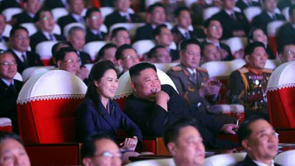 김정은, 기념공연 관람…리설주 1년여만 공개석상 등장