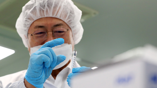 문 대통령, 코로나 백신 주사기 업체 방문 "백신 접종 성공으로 이끌 것"