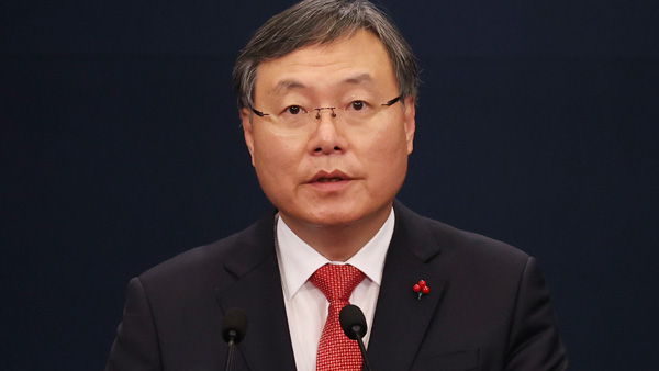 '사의 표명' 신현수 민정수석 내일까지 휴가…주말까지 숙고