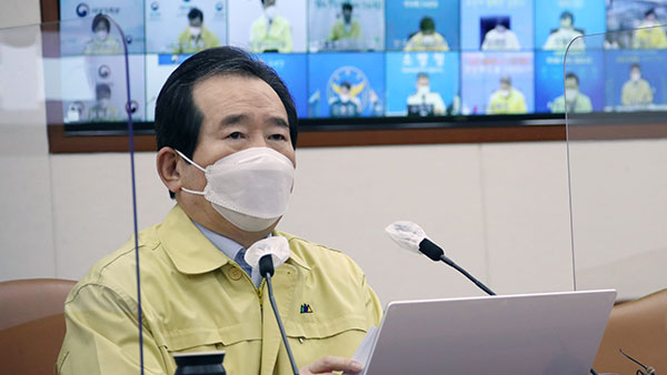 정 총리 "현행 사회적 거리두기 2주 연장, 5인 모임 금지도 유지"