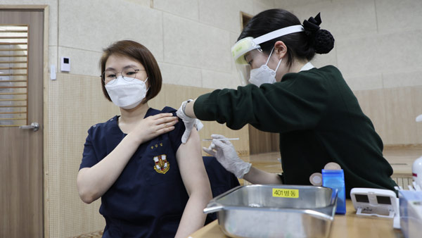 군 의료 인력 88% 백신 접종 완료…일반 장병 6월부터 접종