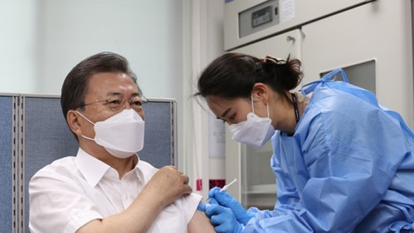 文, AZ백신 접종 후 靑 회의 주재 "접종 속도 더 높일 필요"