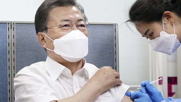 문 대통령 "백신 맞고 별 탈 없어…안전성 논란 끝내길"