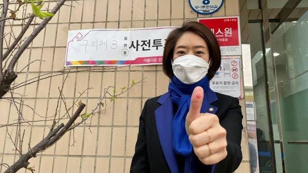 고민정 투표 인증샷 '방역수칙 위반' 논란…野 "국회의원 자질에 의구심"