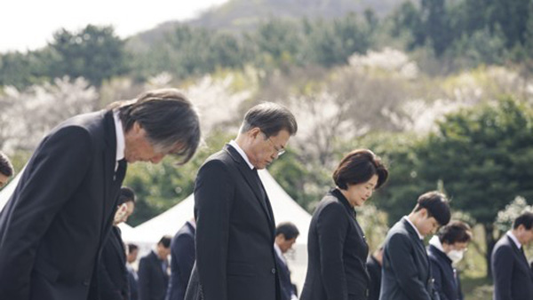 문 대통령, 4·3 추념식 찾아…국방장관·경찰청장 첫 참석