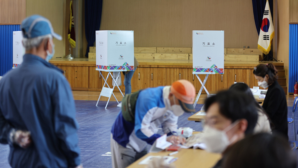 오후 7시 서울시장 투표율 54.4%…전체 투표율 50% 돌파