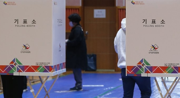 오후 1시 재보선 투표율 38.3%…서울 39.7%·부산 35.2%