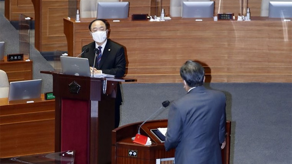 정진석 "집단 면역 6년 4개월"…홍남기 "왜 잘못된 뉴스 말하나"