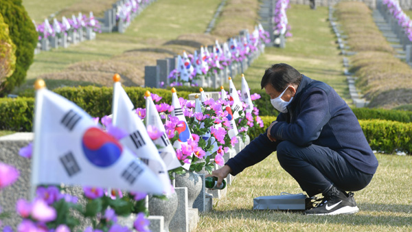 4·19 61주년…여당 "혁명정신 계승" 야당 "법치주의 짓밟혀"