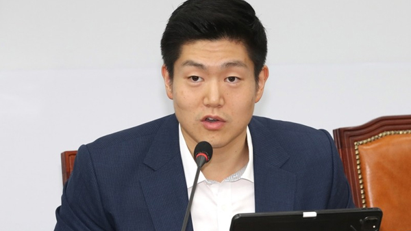 김종인 떠난 바카라 규칙, 박근혜 탄핵·사면 놓고 갑론을박
