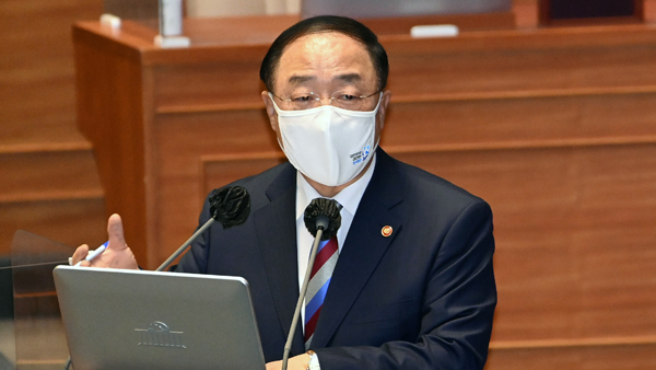 홍남기 "확진자 700명대 횡보현 방역수준 당분간 견지"