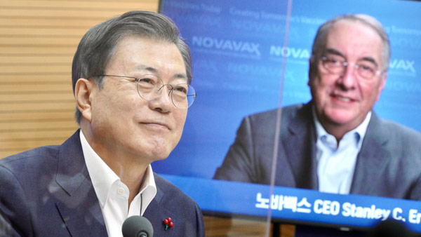 문 대통령, 내일 코로나 백신 '노바백스' CEO 접견…"국내 도입 논의"