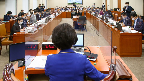 가사도우미 '4대 보험·퇴직금' 법안, 국회 상임위 통과 