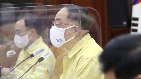 홍남기 총리대행 "요양시설 접촉 면회 방안 이번 달 안에 마련하라"