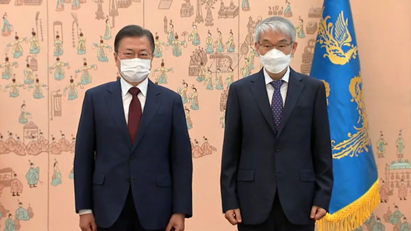 문 대통령, 천대엽 신임 대법관에 임명장 수여