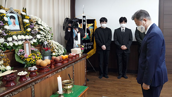 문 대통령, 故 이선호 씨 빈소 찾아 위로…"안전 약속했는데 송구"