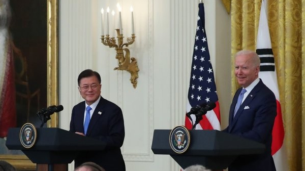 한미정상 "판문점 선언에 기초한 대화, 한반도 비핵화에 필수적"