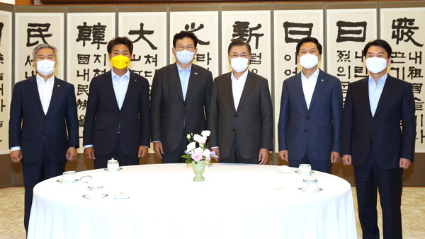 문 대통령, 여야 5당 대표 초청…"정상회담 성과, 초당적 협력 기대"