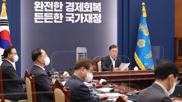 문 대통령 "남은 1년이 코로나 이후 결정…확장 재정 기조 유지"