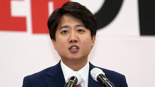 이준석 "윤석열 도울 비단주머니 있다"…정세균 "구태정치"