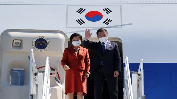 문 대통령, G7 회의 마치고 오스트리아 도착 "한일회담 아쉬워"