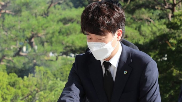 이준석, 서울현충원 대통령 묘역 참배…"새로운 미래 그리겠다"