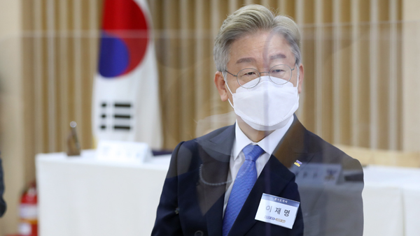 재난지원금 전국민 지급 여부 두고 '이재명 대 非 이재명' 의견 대립