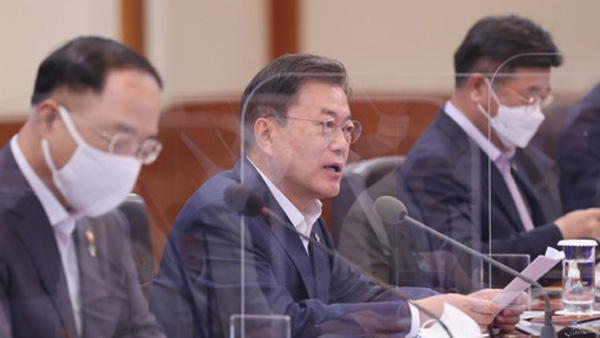 문 대통령 "4% 이상 경제 성장률 달성할 것…2차 추경 신속히"